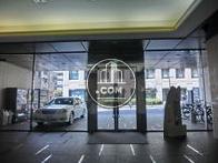 ガラス張りで開放感がございます
