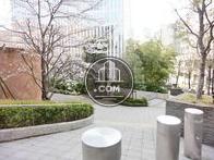 傾斜のある敷地内公園