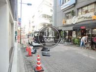 商店の建ち並ぶエリア