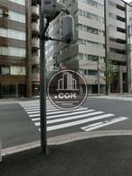 物件の正面玄関を出ますと、すぐ右手に横断歩道が走ってます
