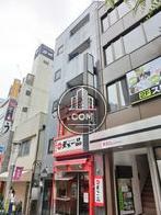 賑わいのある通りに面しています