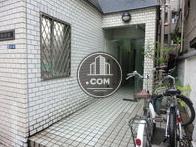 こちらを進むと玄関です