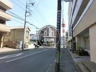 車通りのそれほど多くない通り
