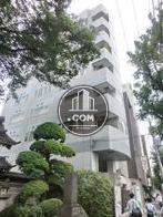 側面には多数採光面が設けられています