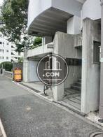 コンクリートを多用した正面玄関