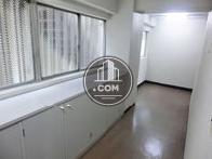日差しの入る共有通路