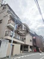 立体的な造りのビルです