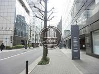 歩道沿いに建つ共有サイン