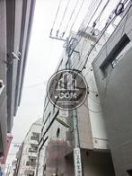 路地を挟んだ向い側にもビルがあります