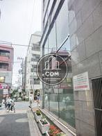 １階テナント部分のガラス窓が側面まで続いています