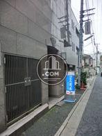路地に面しています