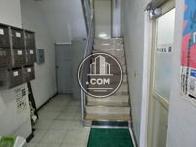 エレベーターは階段を上がった場所にあります