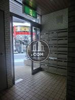 ガラス張りで大きな玄関ドアを採用しています