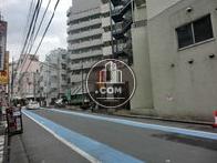 正面玄関前の道路です