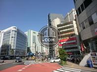 新宿四丁目の交差点内にあります