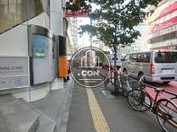 付近の歩道は多くの人通りがあります