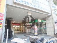 開口部の広いつくりで玄関口を構成