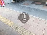 前面歩道とフラットな床面で連結