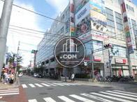 賑わいのあるエリアに面しています