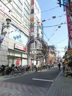 隣接する商店街通り