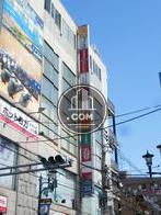 隣接する脇道側に設置された袖タイプのテナントサイン
