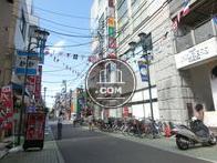 隣接する側道奥からの景観