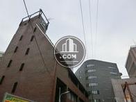 建物上部には傾斜がつけてあります