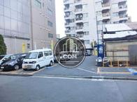 建物の向かい側は大きな駐車場になっております