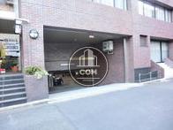 地下1階に続く駐車場があります