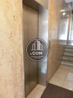 銀色の扉のエレベーターです