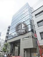無光沢の石材とのコントラストが綺麗な建物