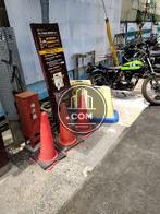 ビル前にバイク置場
