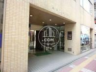 間口の広い玄関前