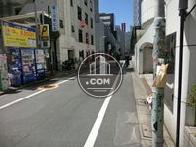 玄関を出て右に行くと明治通りに出ます