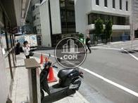 正面の通りはすぐに宮益坂に出ます