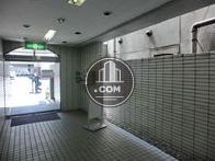 ガラススドアと隣地ビルとの空間で採光が入ります