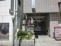 １階店舗脇にコンパクトな玄関です