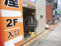 コンパクトな正面玄関です