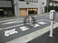 正面には駐車場がございます