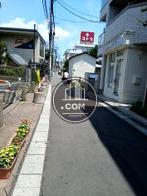 建物前の道