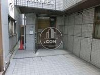 奥まった位置にある正面玄関