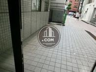 エントランスから正面玄関の様子