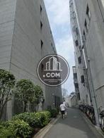 側面は路地と接しています
