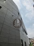 路地の奥で少しカーブしています