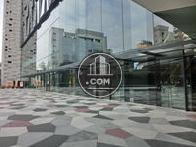正面エントランスはガラス張りです