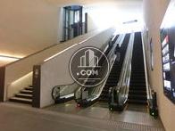 東新宿駅から直結のエスカレーターです