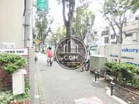 街路樹のある歩道