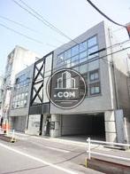 正方形の窓がレイアウトされています