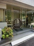 側面部分に玄関があります