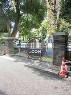 玄関前には公園があります